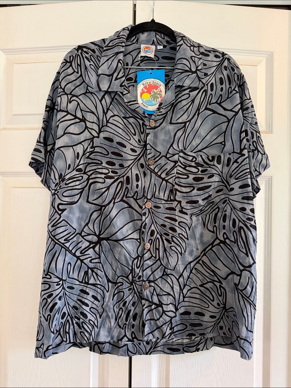 NWT Men’s Makai Beach Hawaiian shirt